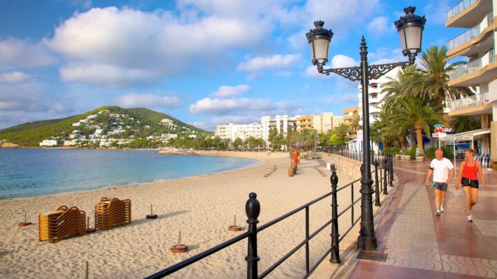 Santa Eulalia en Ibiza: Guía para descubrir sus playas, cultura y alojamiento